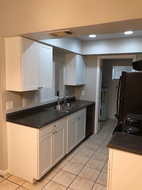 Building Photo - Remodel in Green Leaf with small fenced ba...