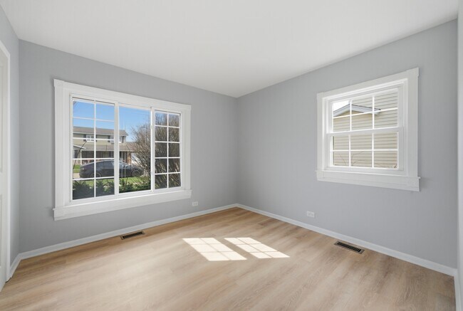 Building Photo - 593 Bristol Ln