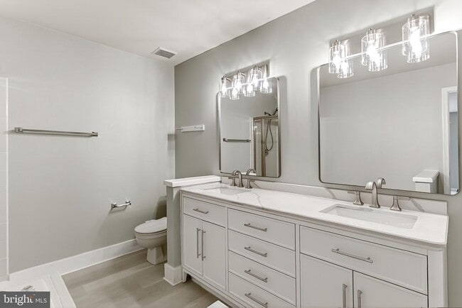 Building Photo - 4021 Lake Glen Rd