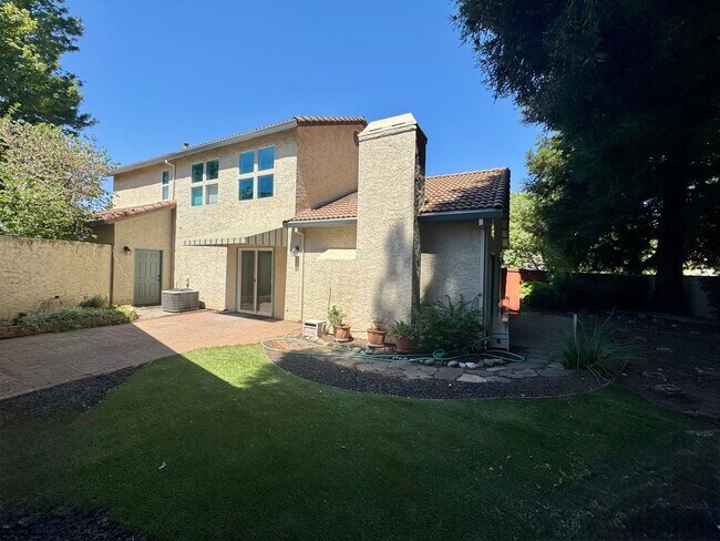 Building Photo - Spacious 2 Bed, 2.5 Bath Home with Loft, Vaulted Ceilings & Private Yard