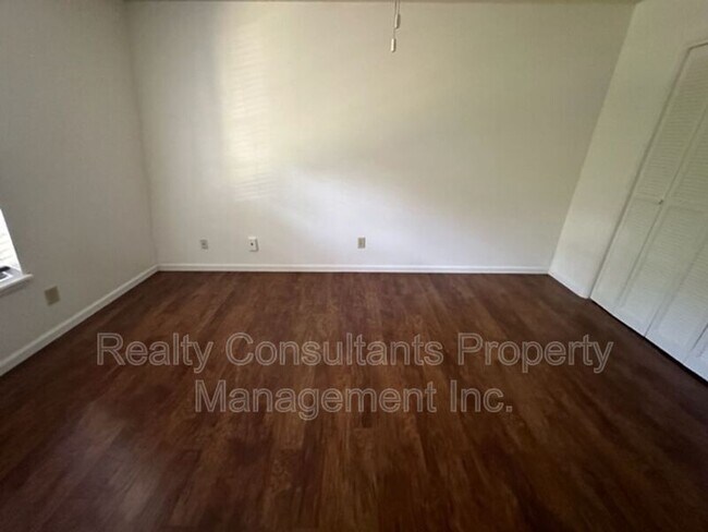 Building Photo - 3830 Country Club Rd