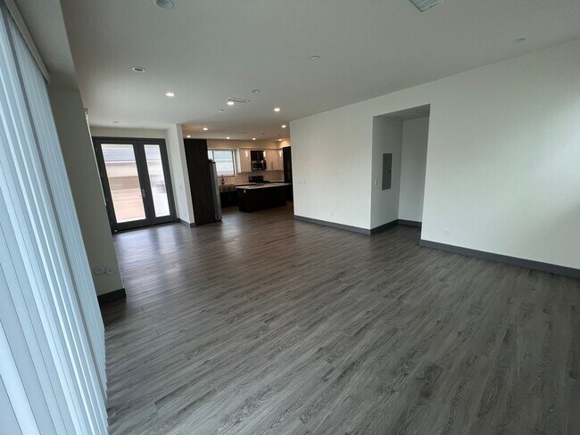 Building Photo - NEW SMART*4BD*4BA*TOWNHOME/ROOF DECK*CENTRAL AIR/HEAT*STAINLESS STEEL APPLIANCES*WASHER/DRYER IN ...