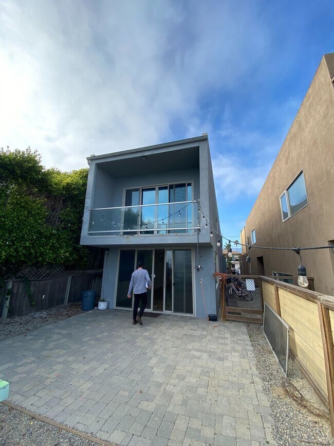 Building Photo - 6571 Del Playa Dr