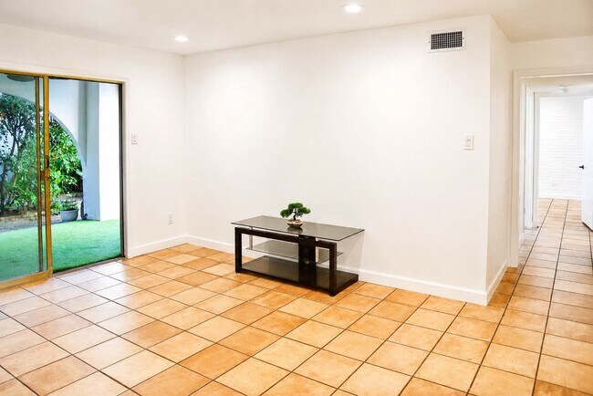 Building Photo - 2744 Briarhurst Dr
