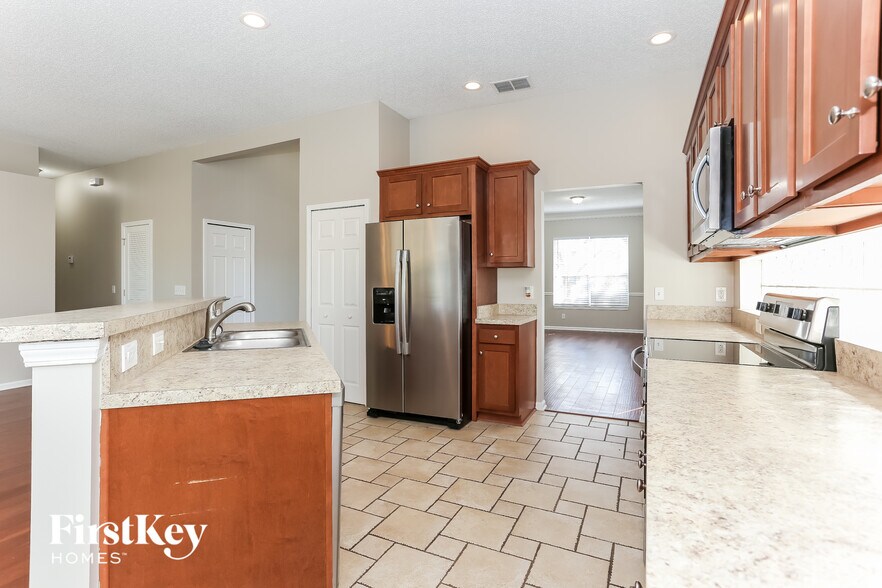 Building Photo - 8311 Abbeyfield Dr