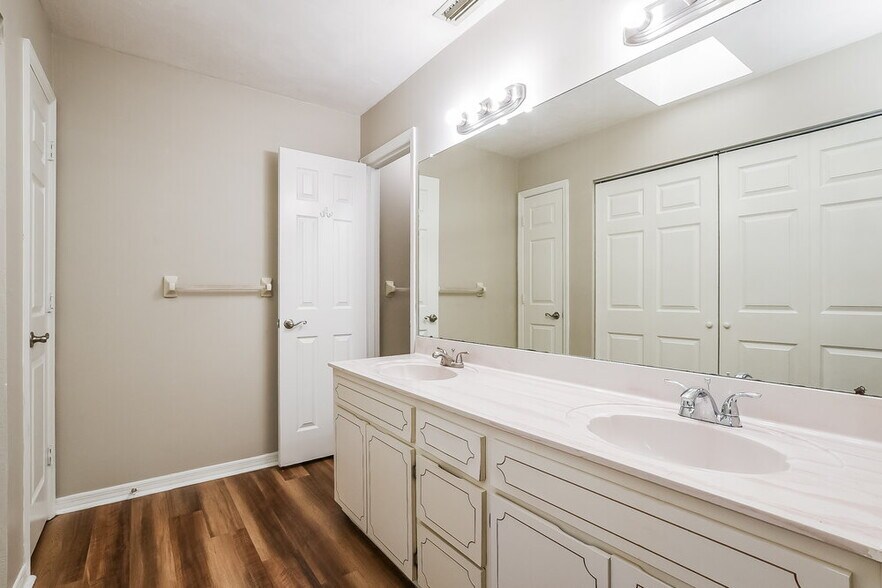 Building Photo - 1819 E Glancy Dr