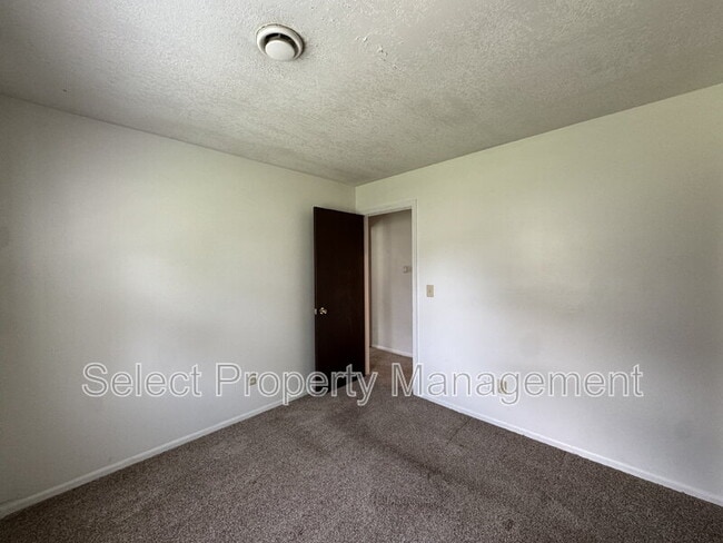 Building Photo - 4926 Vermont Ln
