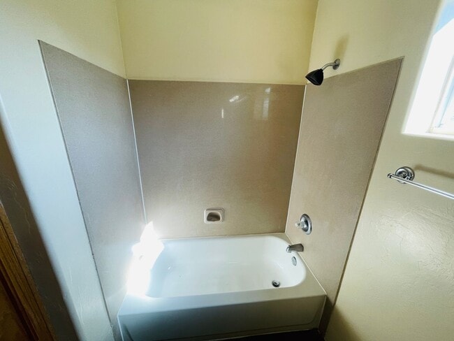 Building Photo - Single Family Home Style Unit w/ A/C, High...