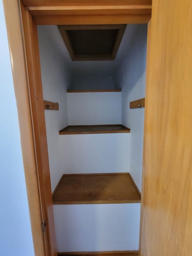 Building Photo - 3 Bedroom House with Large Garage