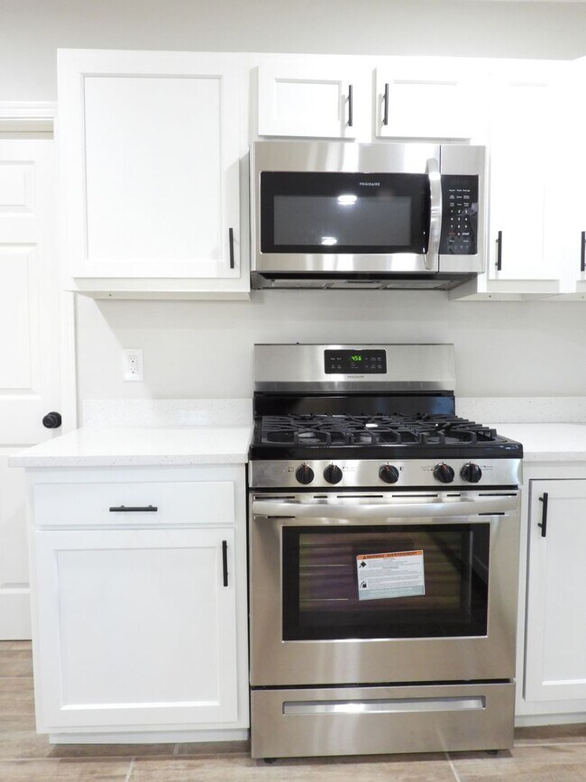 Building Photo - Close to Downtown 3 Bed 2 Bath with Fenced Backyard