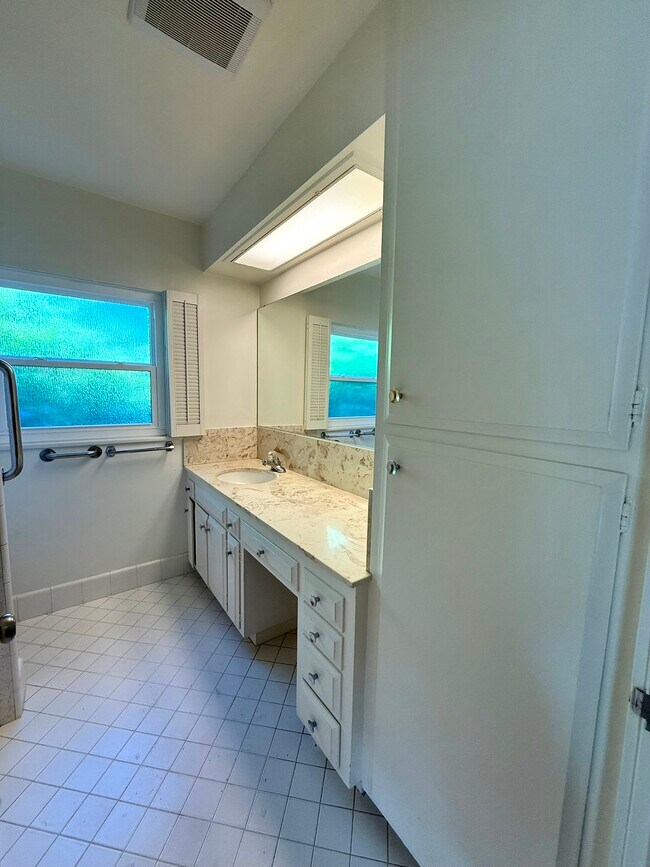 Building Photo - 810 Martin St