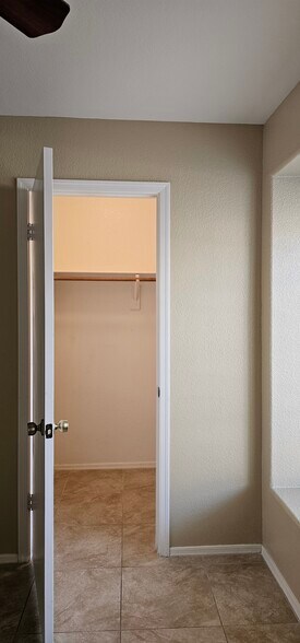 Building Photo - 3851 E Kent Dr