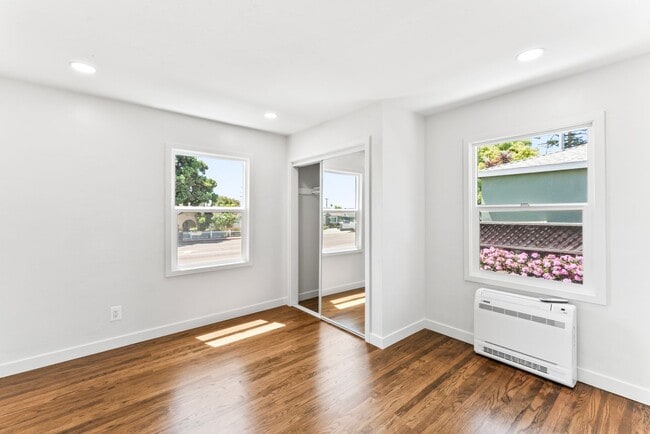 Building Photo - Nicely Remodeled 3 Bed 2 Bath in West Chul...