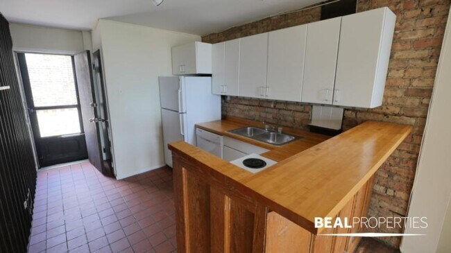 Building Photo - 2 bedroom in CHICAGO IL 60657