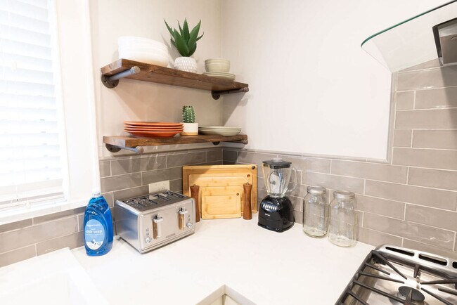 Building Photo - 725 Peddie St