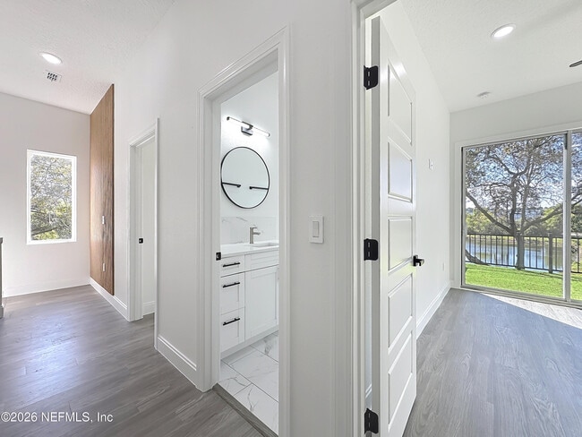 Building Photo - 2121 Broadwater Dr