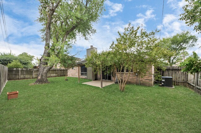 Building Photo - 1207 Park Knoll Ln