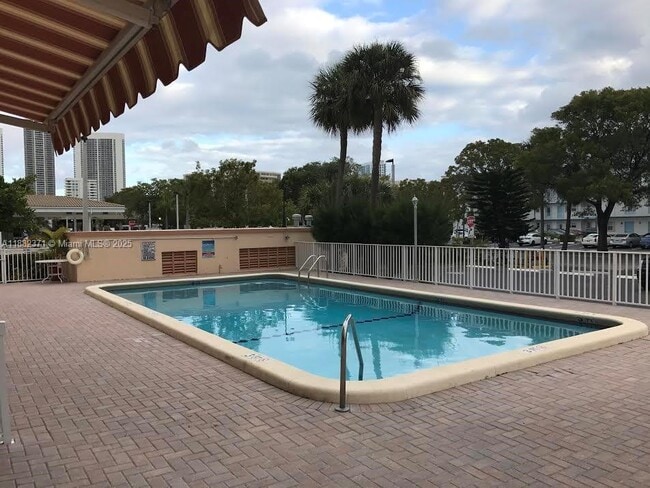 Building Photo - 2200 E Hallandale Beach Blvd