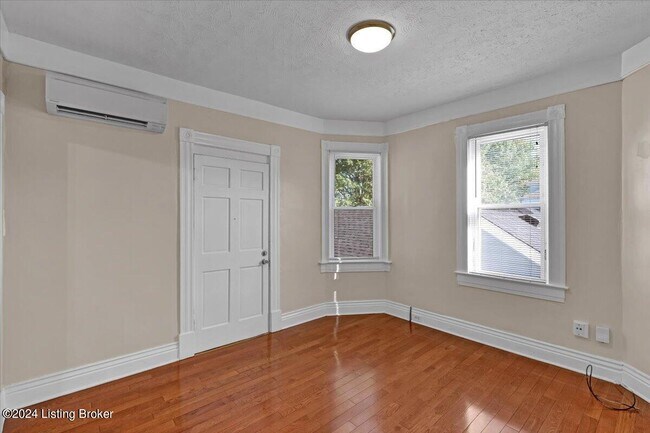 Building Photo - 1802 Deerwood Ave