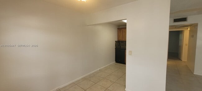 Building Photo - 320 Fanshaw H