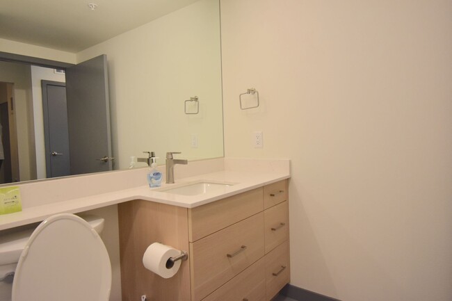 Building Photo - Semi-Furnished One-Bedroom Unit in Kirklan...