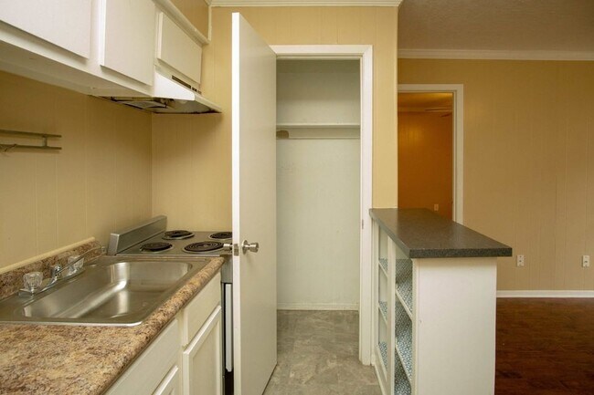 Building Photo - 1402 Holleman Dr