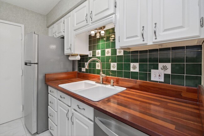 Building Photo - Stunning Condo With Exclusive Bay Views!