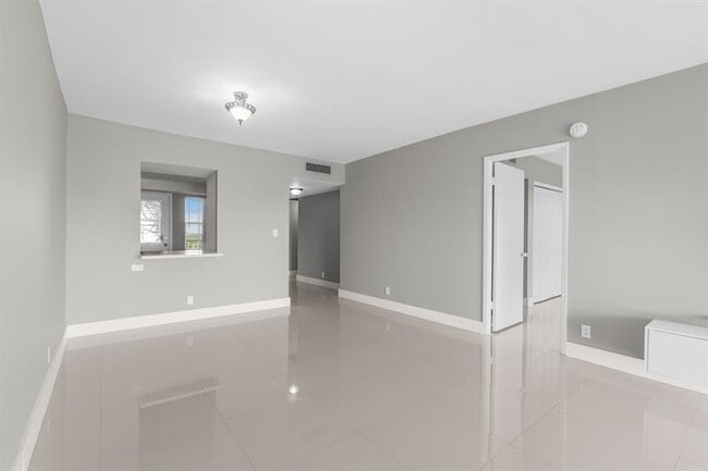 Building Photo - 3050 N Palm Aire Dr