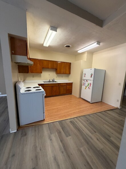 Building Photo - 423 W Walnut St