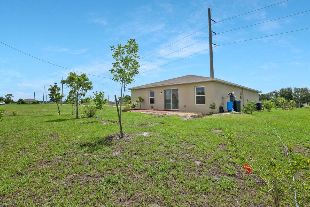 Building Photo - 2426 Santa Barbara Blvd N