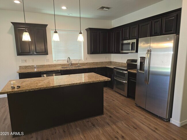 Building Photo - 1514 E Hummingbird Way