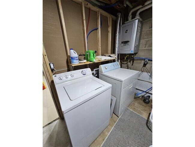 Building Photo - 10709 W River Rd