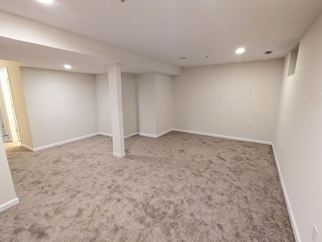 Building Photo - Well maintained townhouse in Robin Meadows Community with updated features available mid January!