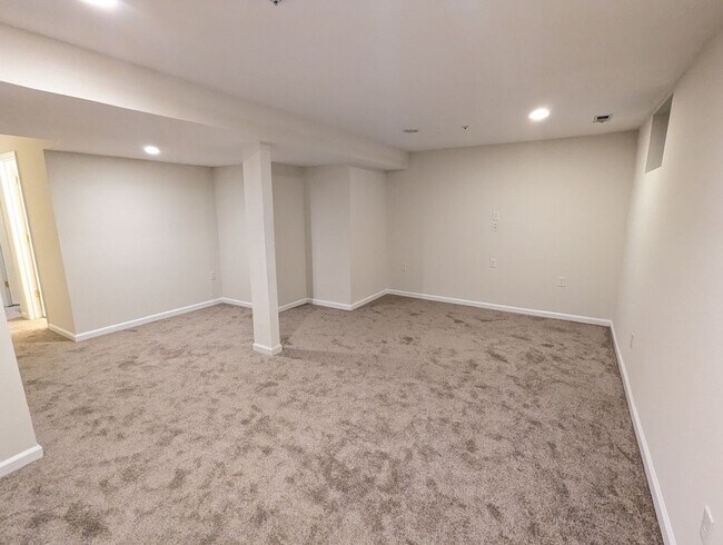 Building Photo - Well maintained townhouse in Robin Meadows Community with updated features available now!