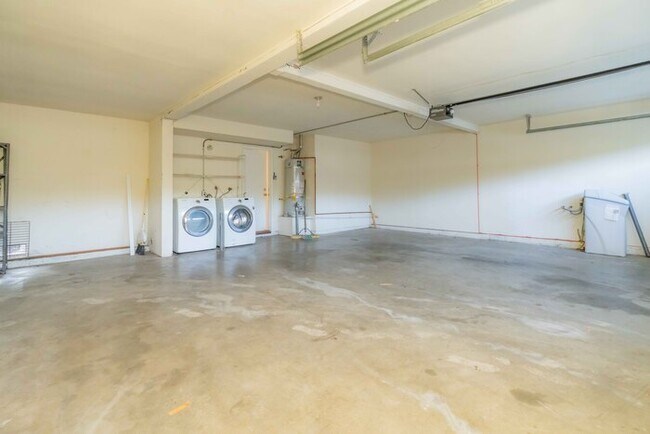 Building Photo - Beatiful house next to golf course.