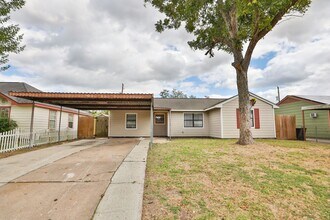 Building Photo - Christmas Move-In Special! Sign a lease now and get 50% off your first month’s rent. Hurry — offe...