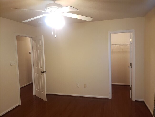 Building Photo - WOODBRIDGE POINTE