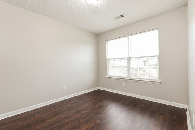 Building Photo - 6346 Hickory Ln Cir