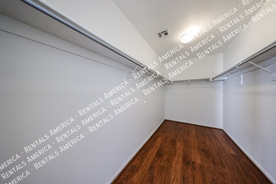 Building Photo - 6175 S Sharon Ct