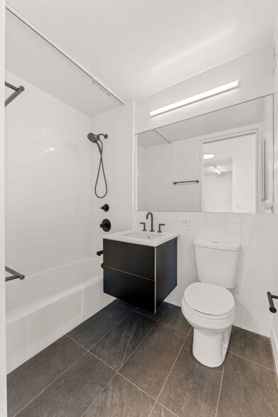 Building Photo - 250 E Houston St