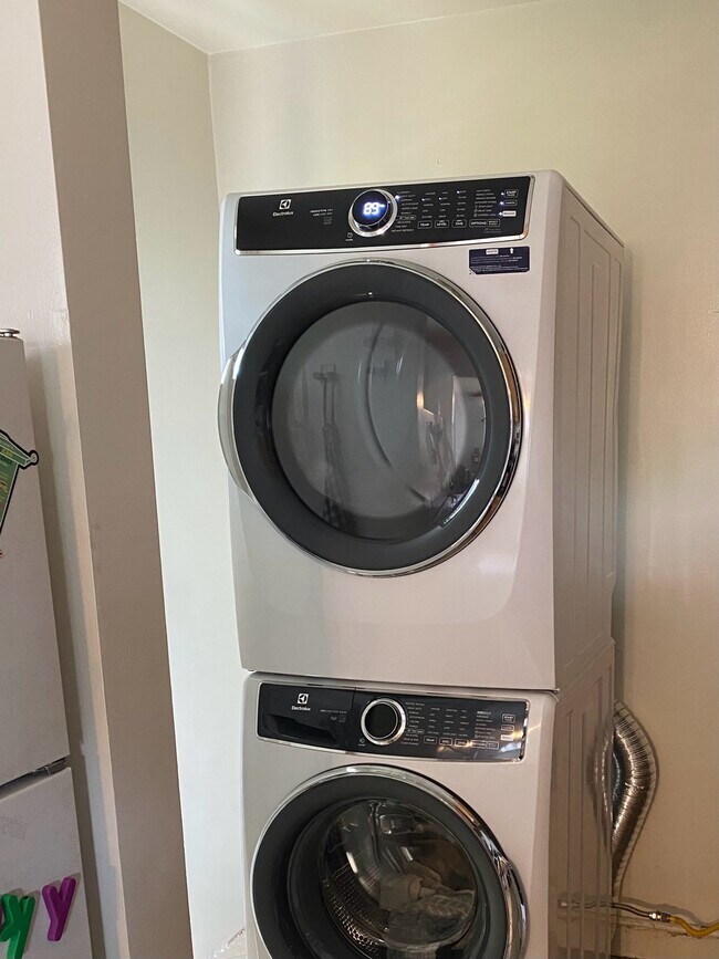 washer dryer - 4219 Madison Ave