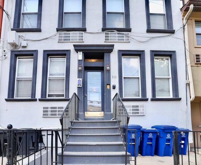 Building Photo - 310 Madison St
