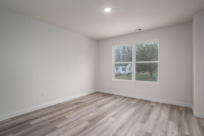 Building Photo - Luxury 3BR Townhome in Hickory – First Mon...