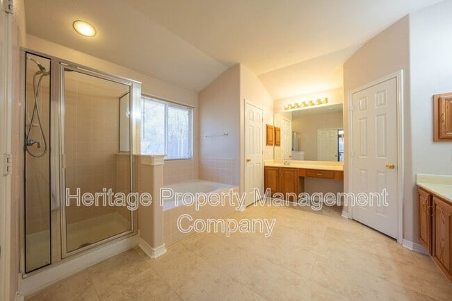 Building Photo - 1435 Bluff Forest