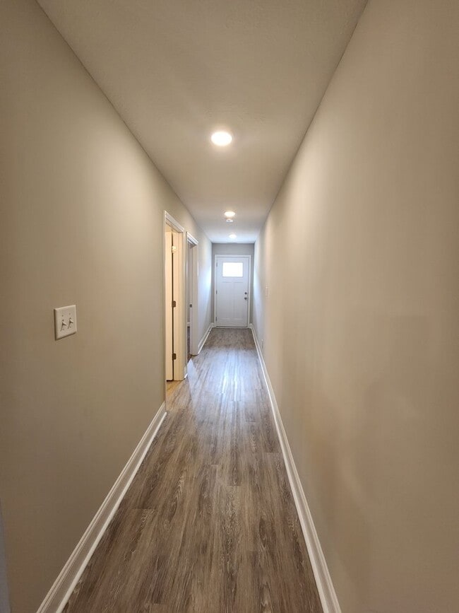 Building Photo - 3 Bedroom 3 Bath End Unit Townhome