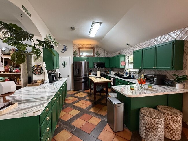 Building Photo - Beautifully updated home IN THE BLUFFS!