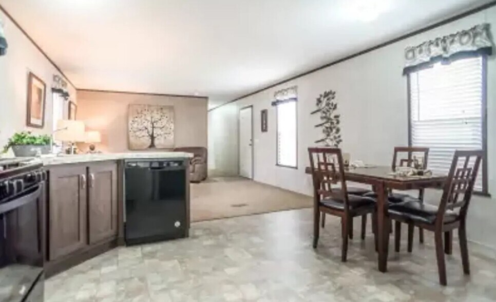 Building Photo - 17144 Canterbury Cir