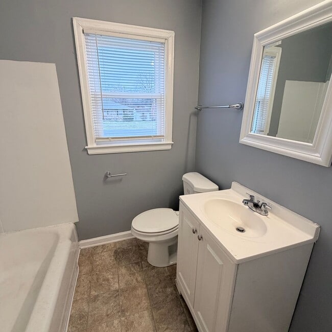 Building Photo - 553 Freeman Dr