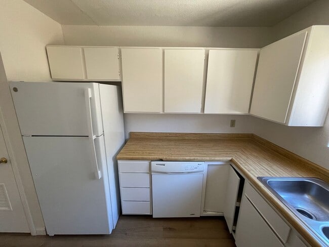 Building Photo - La Tierra Garden Apartments (2 Bed 1 Bath)