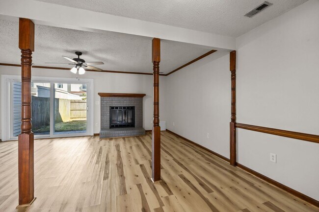 Building Photo - Charming 2 Bed, 2.5 Bath Townhouse for Rent in Virginia Beach!